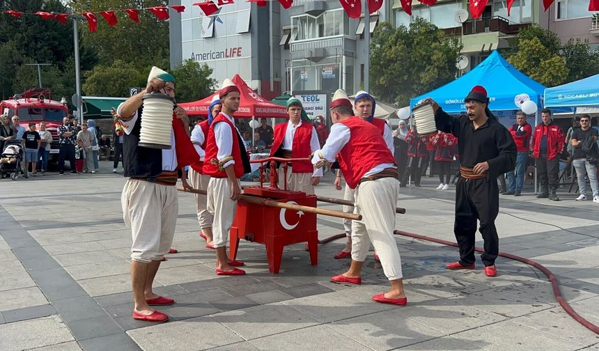 Kocaeli meydanları İtfaiye Haftası’nda renklendi