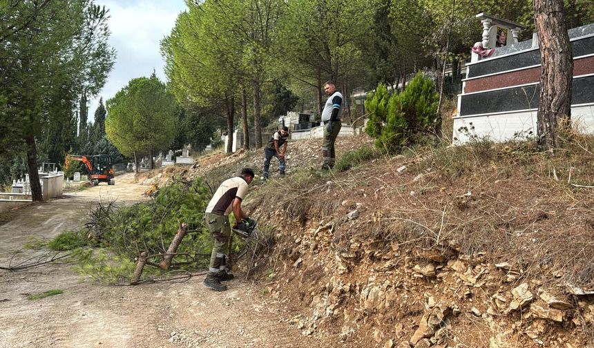 Gebze’deki mezarlıklarda yoğun mesai