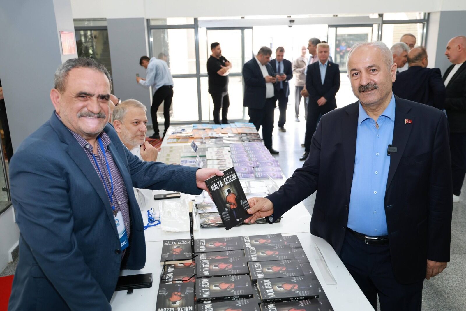 Gazeteci-Yazar Sarıçam’a yoğun ilgi