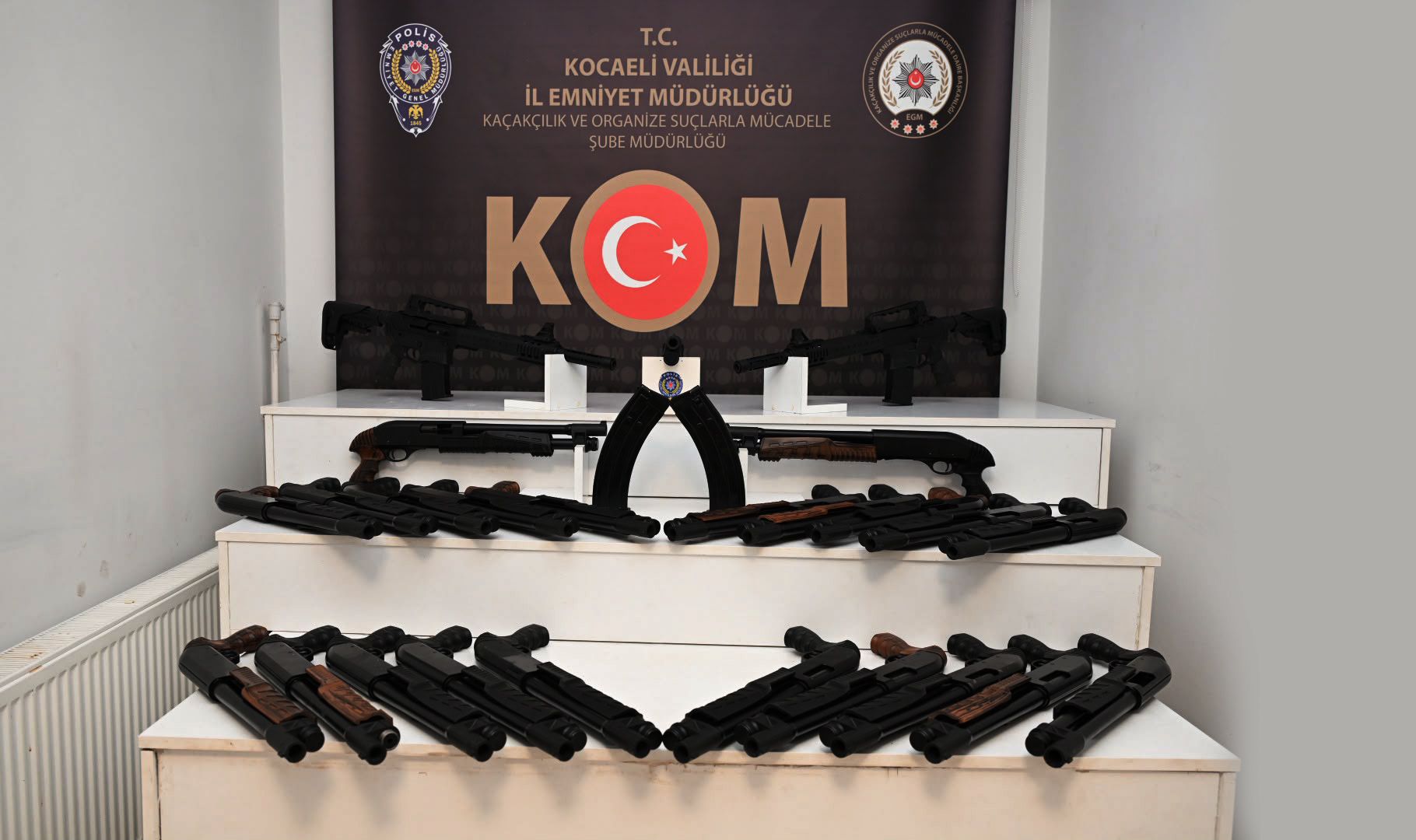 D-100 üzerinde durdurulan araçlarda yapılan aramada 25 adet yivsiz av tüfeği ele geçirildi