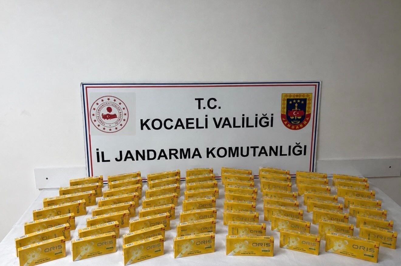 Dilovası’nda 1 araçta yapılan aramada 930 paket kaçak sigara ele geçirildi